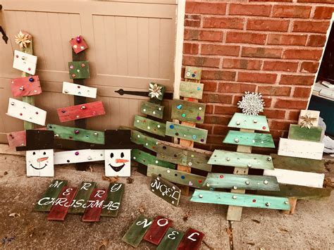 Pallet wood Christmas crafts