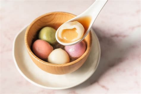 Glutinous Rice Dumplings (Tang Yuan) With Sesame Filling