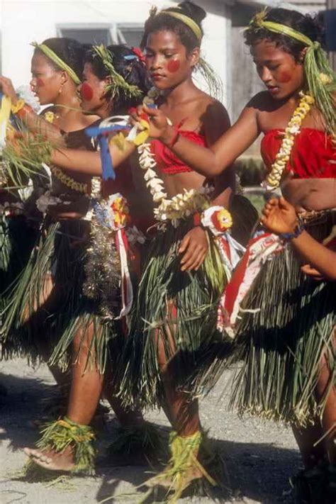 Girl dancers from Gilmaan' | Micronesian Culture | Micronesia | OzOutback