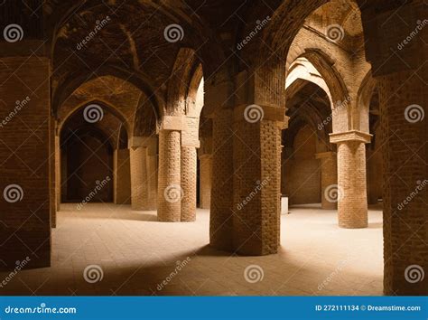 Masjed-e Jameh Mosque Ceiling With Roof Circle Window And Muqarna ...