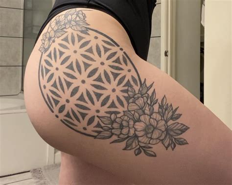 My giant tattoo looks like an upside down pineapple : r/tattooadvice