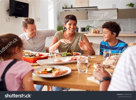 138,060 Family Eating Dinner Stock Photos, Images & Photography ...