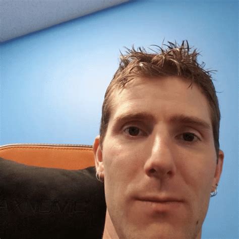 Linus Selfie Linus Tech Tips GIF - Linus Selfie Linus Tech Tips Linus ...