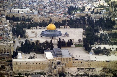 Prayers end peacefully in Jerusalem as Palestinians return to Temple ...