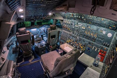 Pilot captures 747 cockpits and views outside in amazing photo series ...