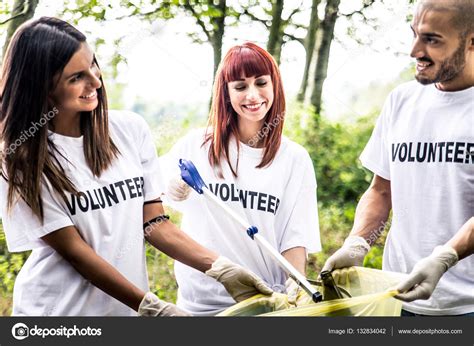 Volunteers cleaning garbage Stock Photo by ©oneinchpunch 132834042