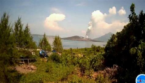 Gunung Anak Krakatau Erupsi, Kolom Abu Setinggi 500 Meter | News+ on RCTI+