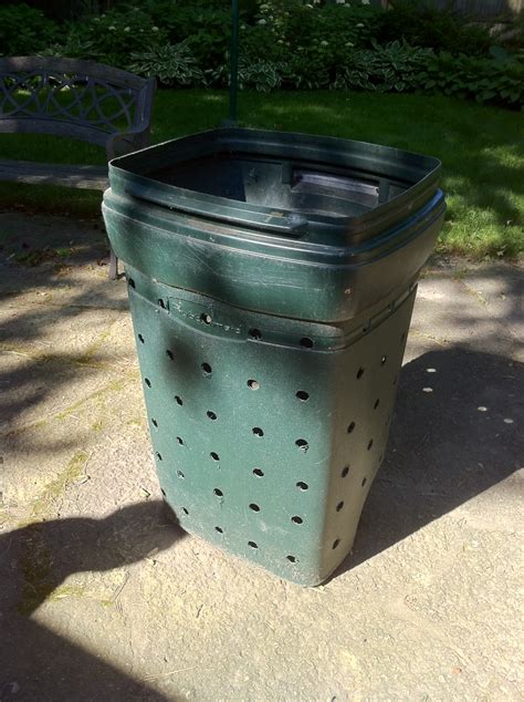 Teresa's Garden Song: Easy Composting Bin from Garbage Can