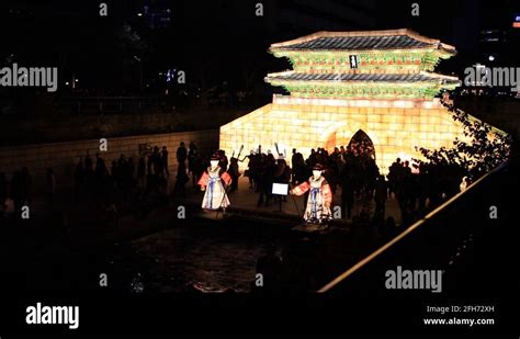 Korean traditional lanterns and spectators in Cheonggyecheon Lantern ...