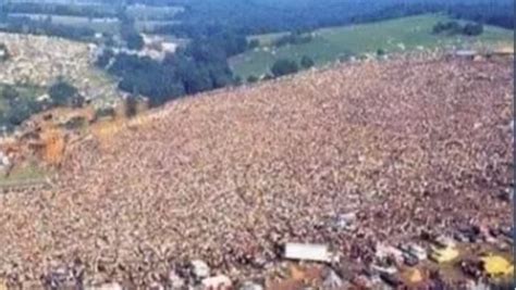 Does a Photograph of a Large Crowd Show a PA Trump Rally? | Snopes.com