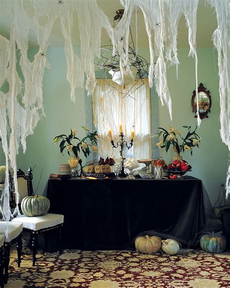 20 of Our Best Indoor Halloween Decorations | Dia das bruxas assustador ...