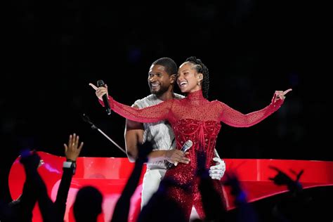 Alicia Keys' husband reacts as Usher smooches her on stage - Adomonline.com