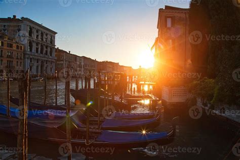 Luxury Gondola waiting for tourists near Rialto Bridge in Venice ...