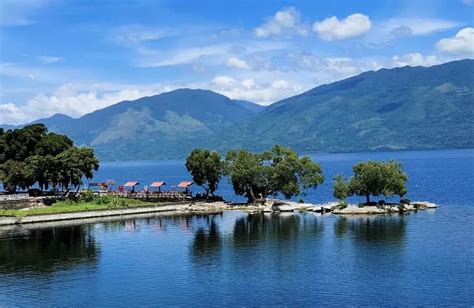 Menikmati Indahnya Danau Singkarak di Atas Sampan, View Pegunungan dan ...