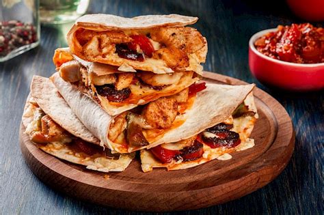 Quesadilla with Chicken Calories and Nutrition (100g)