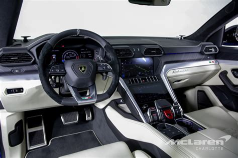 Arriba 68+ imagen lamborghini urus interior white - Abzlocal.mx