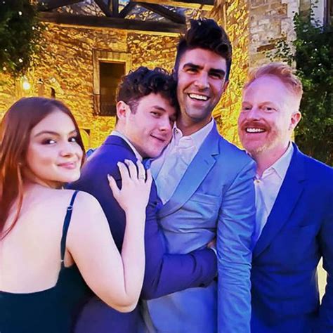 'Modern Family' stars reunite at Sarah Hyland's wedding - ABC News