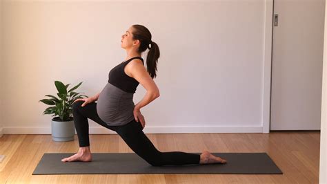 10 BEST PREGNANCY STRETCHES