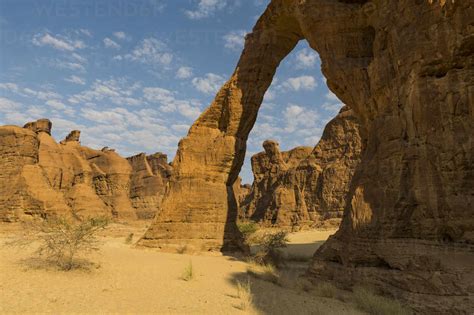 Elephant rock arch, Ennedi Plateau, UNESCO World Heritage Site, Ennedi ...