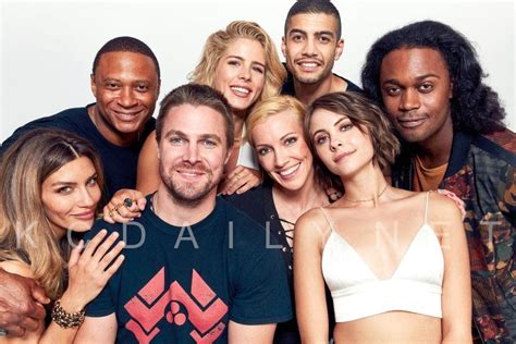 #Arrow cast pose for a portrait at #SDCC2017 | Stephen amell, Emily ...