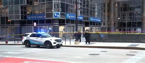 Chicago bank security guard shot by robber, police say