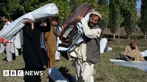 In pictures: Relief after Afghan-Pakistan earthquake - BBC News