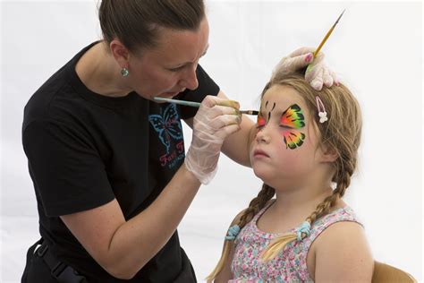 Fotos gratis : persona, gente, vistoso, artista, niño, comiendo, Niña ...