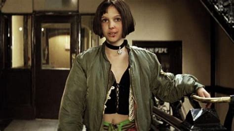 The crop top black lace-up worn by Mathilda (Natalie Portman) in Léon ...