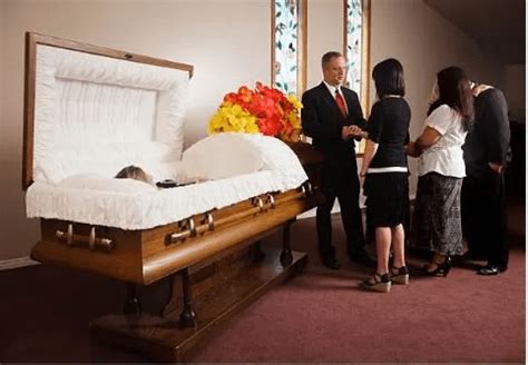 What is the difference between a funeral director, mortician, and ...