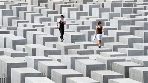 'Yolocaust': How should you behave at a Holocaust memorial? - BBC News