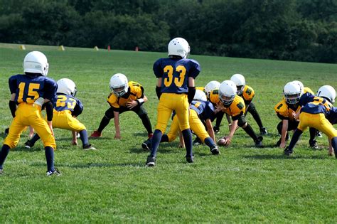 Top 10 Youth Football Helmets Reviewed In 2021 - EliteGearReviews