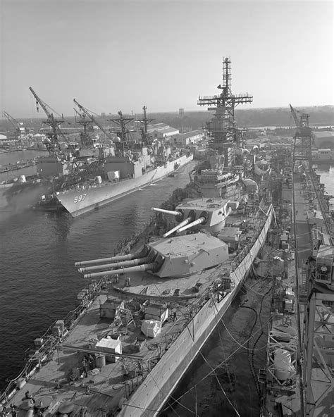 USS Iowa (BB-61) during modernization at Ingalls in 1984 [5888x7360 ...