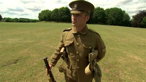 World War One: Guided tour of British soldier's kit - BBC News