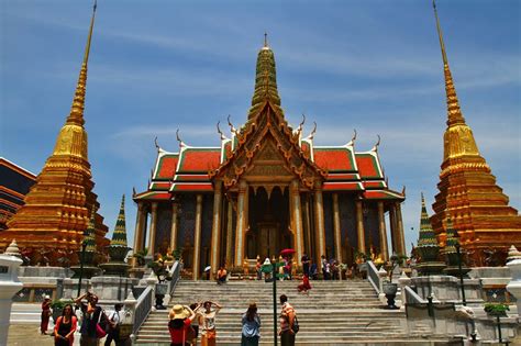 Wat Phra Kaew in Bangkok - Discover the Temple of the Emerald Buddha ...