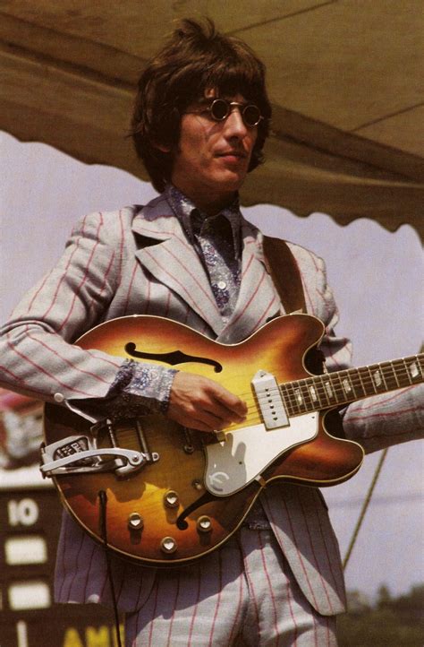 George Harrison tocando con una Epiphone Casino en Crosley Field ...