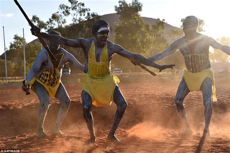 Aboriginal Australians dance in traditional dress at Uluru | Daily Mail ...