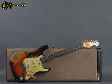 1961 Fender Stratocaster / 3-tone Sunburst ...lightweight ...