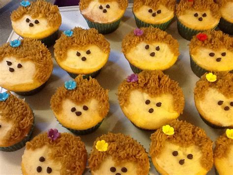 Hedgehog cupcakes. Vanilla cupcake, white chocolate pudding frosting ...