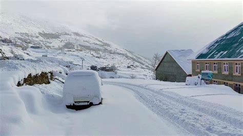 Tourists smile as snow blankets Himalayas - in Pics | News | Zee News