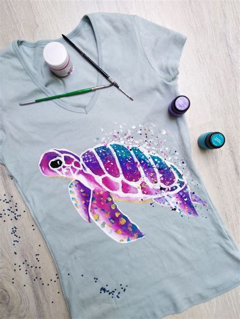 Acrylic painting on T-shirt | Раскрашенные футболки, Тканевые ремесла ...