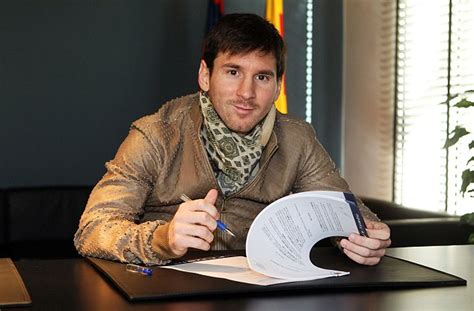 Lionel Messi signs new contract with Barcelona until 2018 | Daily Mail ...