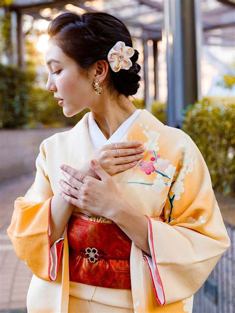 What is the traditional costume that Japanese Women wear? | Dresses ...