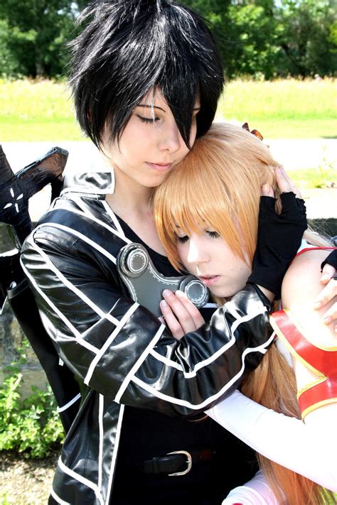 Sword Art Online Cosplay - Kirito hugs Asuna by K-I-M-I on DeviantArt