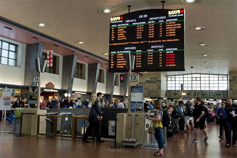 Overview of the Montreal Central Train Station - The Cross Train