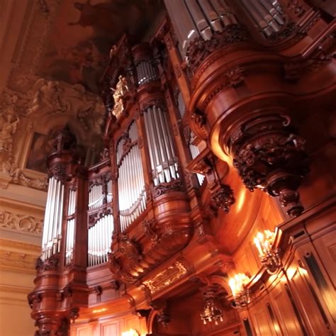 Man plays Bach on massive pipe organ in awe-inspiring display of talent ...