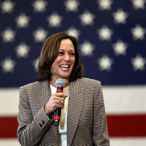 Intip Gaya Blazer ala Kamala Harris, Wakil Presiden Amerika