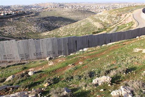 File:Israeli West-Bank barrier Ramallah.jpg