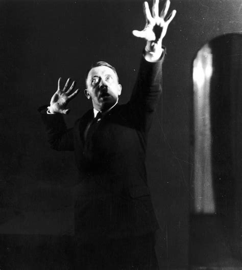 Hitler rehearsing his speech in front of the mirror, 1925 - Rare ...