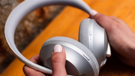 How Noise-Cancelling Headphones Work (and How We Test Them) | PCMag