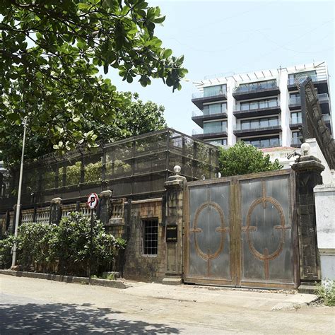 Shah Rukh Khan's Mannat breached, two men detained love 1